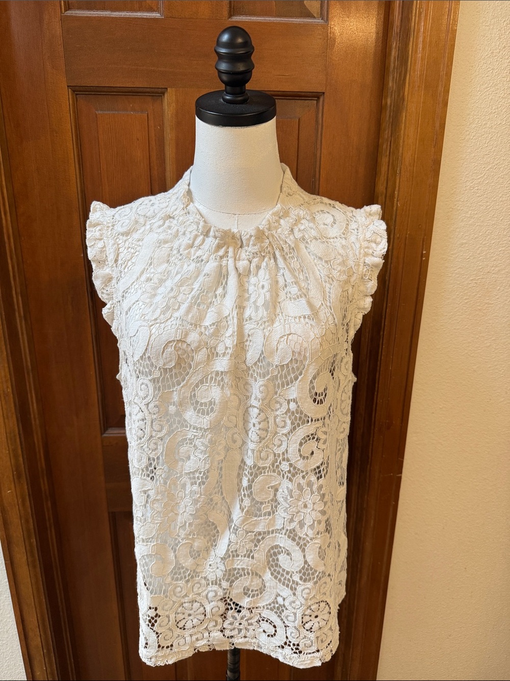 PRICE FIRM Saks Fifth Avenue Ivory Lace Ruffled Cap-Sleeve Camisole Size XL